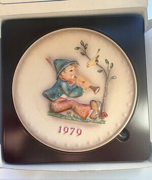 1979 MJ HUMMEL GOEBEL ANNUAL PLATE PAINTED IN GERMANY “SINGING LESSONS” W/ BOX